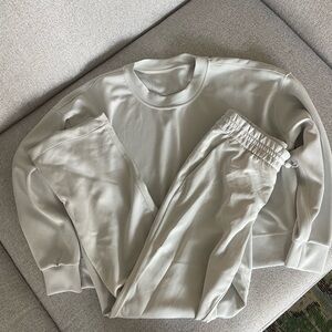 White lululemon Sweatshirt and Joggers Set